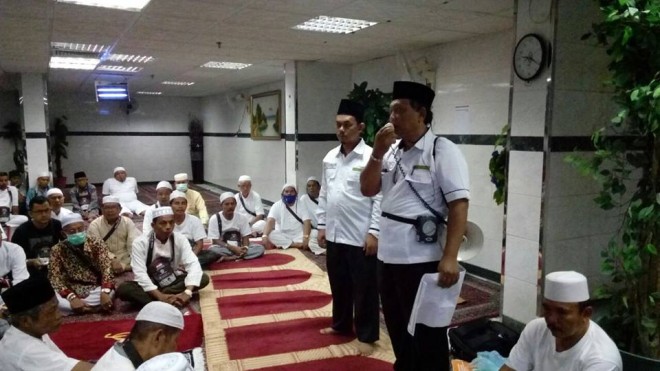 Petugas kloter saat menjelaskan teknis keberangkatan jamaah menuju Padang Arafah untuk WUkuf.